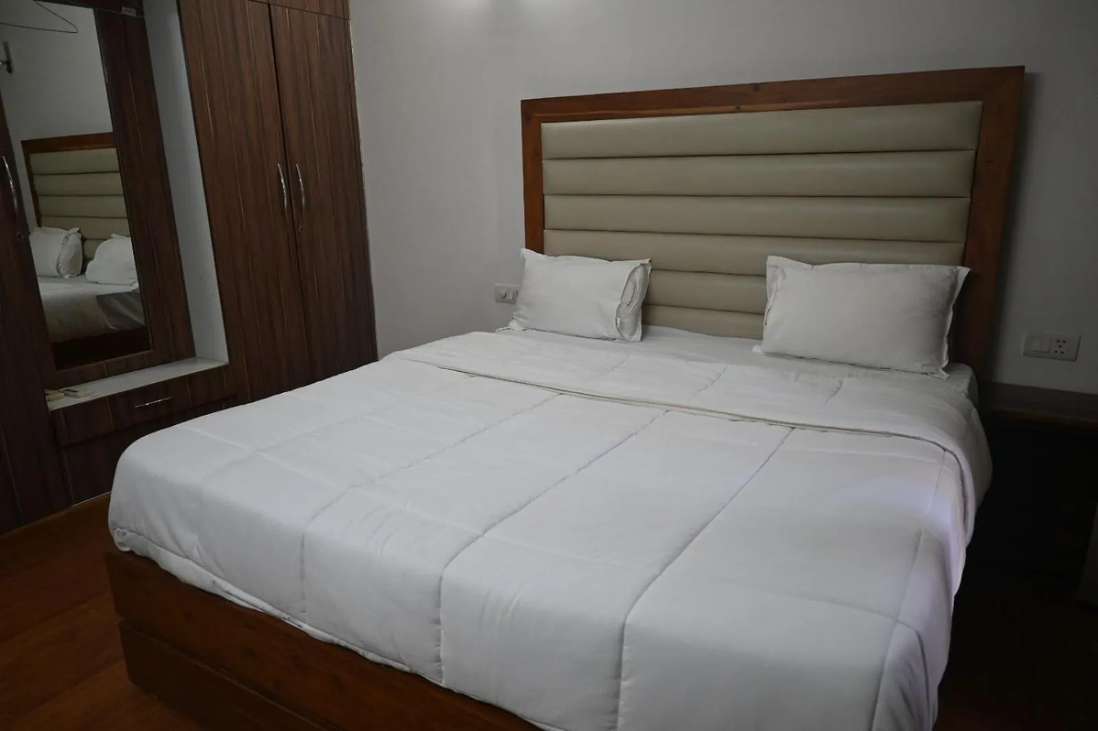 The Room, Central Park 2 Gurgaon Apartment